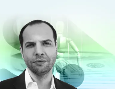 Retrato a preto e branco do politólogo Ricardo Soares de Oliveira sobre um fundo azul e verde com uma marioneta e o logotipo "S.".