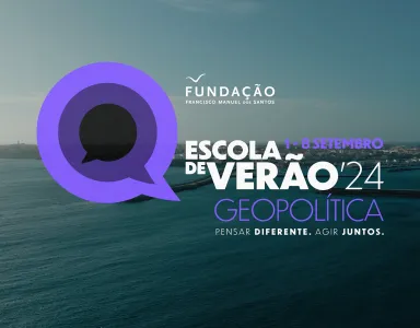 Imagem aérea de uma das margens do rio Tejo, com um texto sobreposto e destacado: "Escola de verão 24" e "Geopolítica".