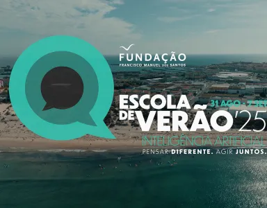 O logotipo da escola de verão da Fundação com o texto "Escola de Verão 25", sob uma imagem de uma praia-