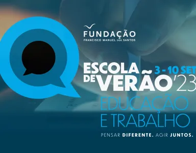 Logotipo da Escola de verão da Fundação, com o texto "Escola de Verão 23", sob uma imagem de uma mão a escrever no tablet.