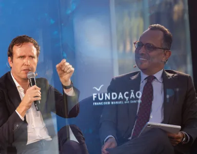 Imagem de duas fotografias sobrepostas: do lado direito o entrevistador, do lado esquerdo, o entrevistado. Ao centro, o logotipo da Fundação.