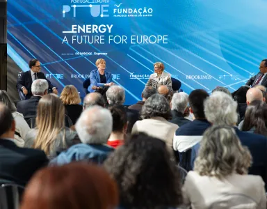 Dois homens e duas mulheres sentados num palco. Várias cabeças de pessoas a assistir. Texto "Energy: a future for Europe".