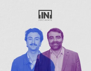 O humorista Manel Rosa ao lado do economista João Duarte. Ao centro o logo "[IN]Pertinente".