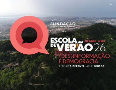 Texto "Escola de Verão'26" destacado numa fotografia aérea de Sintra.