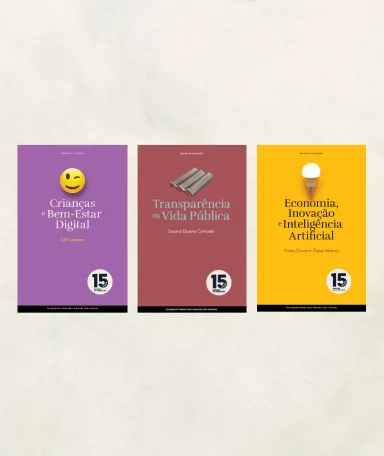 Uma capa do livro a roxo, com o texto «Crianças e Bem-estar digital». Outra a bordô, com o texto «Transparência na Vida Pública. E outra a amarelo, com o texto «Economia, Inovação e Inteligência Artificial». Fundo bege claro.