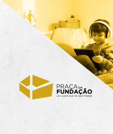 No canto superior direito, uma criança sentada, de fones, a mexer num tablet. Ao centro um logotipo e o texto "Praça da Fundação", sobre um fundo cinzento. 