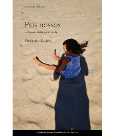 Capa do livro «Pais Nossos» com a sombra do pai sobre uma menina, sentada, a brincar na areia.