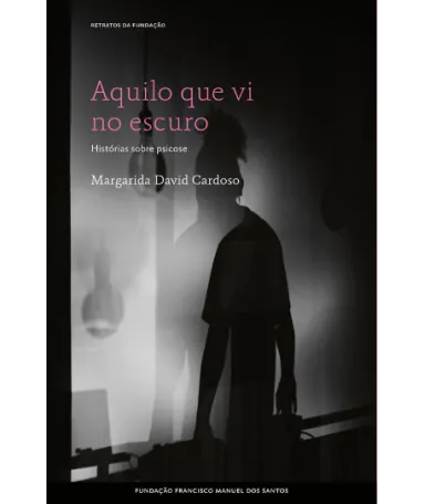 Capa do livro «Aquilo Que Vi No Escuro, Histórias sobre psicose», de um homem e da sua sombra, a preto e branco.