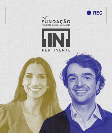 A radialista Filipa Galrão e o endocrinologista Ricardo Rangel, lado a lado, com o logotipo "[IN]Pertinente" ao centro, acima das suas cabeças, sobre um fundo cinzento claro.