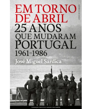 Capa do livro «Em Torno de Abril», com soldados em frente ao rio Tejo.