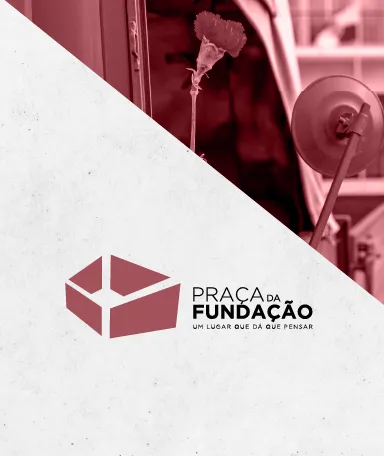 No canto superior direito a fotografia de um cravo. Ao centro, o texto e o logo "Praça da Fundação"