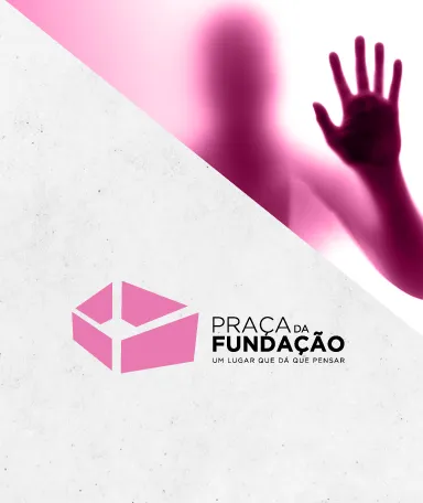 No canto superior direito, uma sombra de uma pessoa, com a mão aberta, mais destacada. Ao centro, o texto "Praça da Fundação".