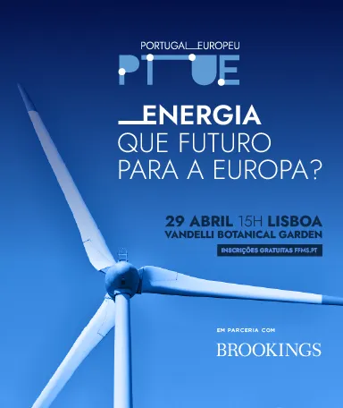 Imagem de uma turbina eólica sobre um fundo azul. Texto "Energia: que futuro para a Europa?".