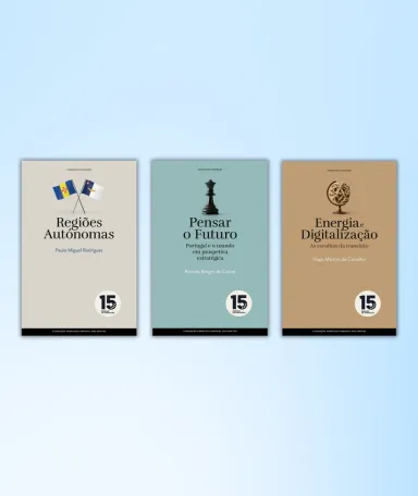Capas dos livros da Fundação: uma cinzenta com as bandeiras das regiões autónomas, outra com uma peça de xadrez e outra com um globo.