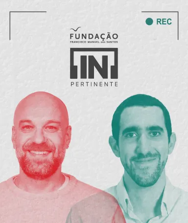 O locutor Hugo van der Ding ao lado do especialista em IA, Bernardo Caldas. Fundo cinzento. Ao centro o logotipo da Fundação e do [IN]Pertinente