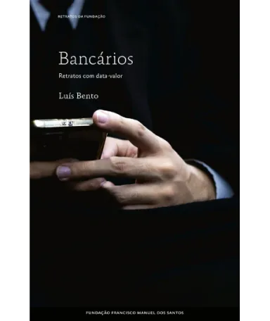 Capa do livro «Bancários, retratos com data-valor»: um homem, de fato, a mexer num telemóvel.