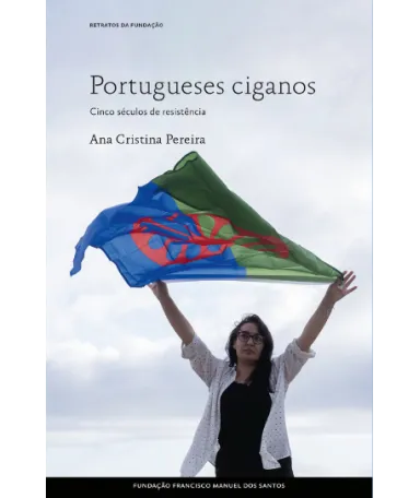 A capa de um livro da Fundação com uma senhora a levantar uma bandeira da comunidade cigana.
