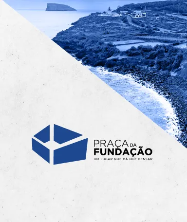No canto superior direito, a imagem de uma zona costeira da ilha Terceira (Açores) sob um filtro azul. Ao centro, o logotipo e o texto "Praça da Fundação".