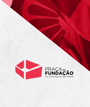 No canto superior direito, uma bandeira da comunidade cigana sob um filtro vermelho. Ao centro o logotipo "Praça da Fundação".