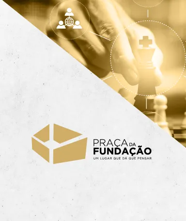 No canto superior direito, uma imagem com um filtro amarelo torrado de uma mão a pegar numa peça de xadrez. Ao centro, o texto: "Praça da Fundação".