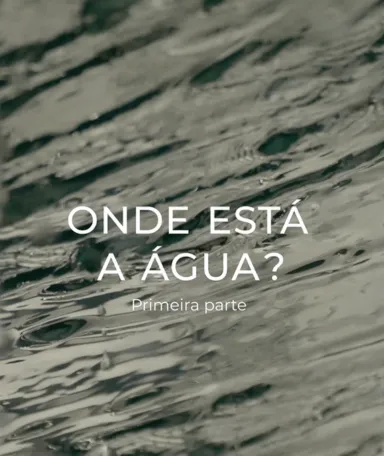Texto "Onde está a água?" sobre uma imagem de água a correr