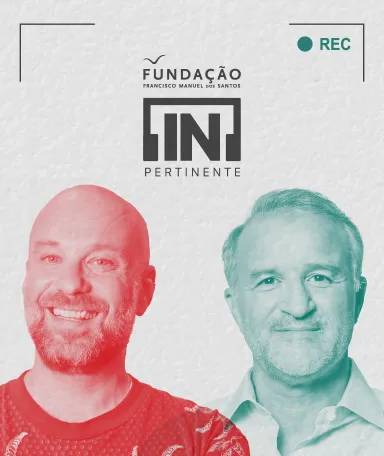 Dois homens sorridentes, lado a lado, com o logotipo [IN]Pertinente e da Fundação no meio deles.