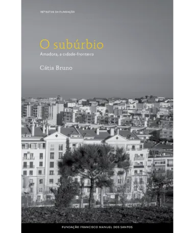 A capa de um livro com uma imagem, a preto e branco, de prédios na Amadora, com o texto "O Subúrbio" destacado.