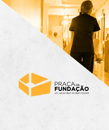Imagem de uma enfermeira a caminhar pelo corredor de um hospital.