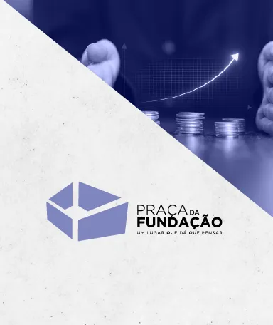 Uma imagem de moedas em cima da mesa. Ao centro, o logotipo "Praça da Fundação".
