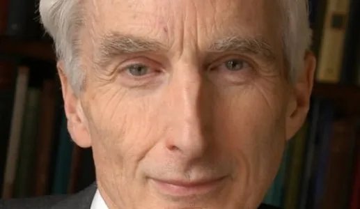 Imagem do comólogo e astrofísico, que é Astrónomo Real da Grã Bretanha Martin Rees