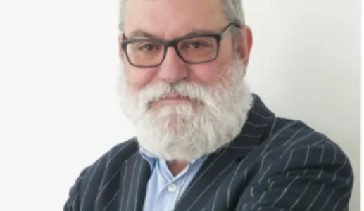 Imagem do escritor e jornalista José Milhazes