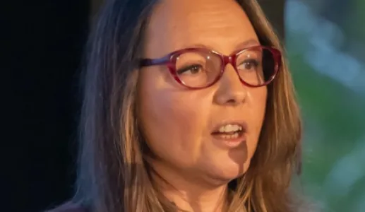 Imagem da cientista social Lara Tavares