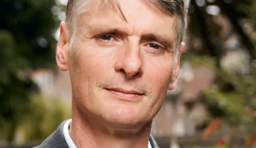 Imagem de Niel Lawrence, professor DeepMind na Universidade de Cambridge, onde lidera a área de IA