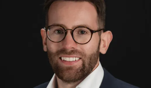 Imagem de Thomas Curran, psicólogo britânico especialista em perfecionismo