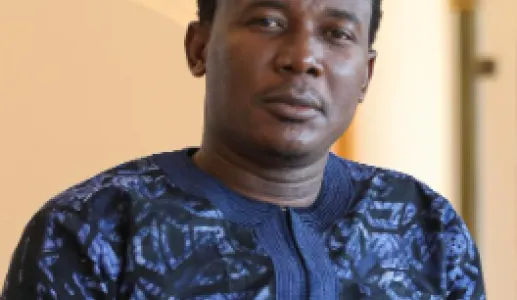 Imagem do escritor e linguista nigeriano Kọ́lá Túbọ̀sún. Crédito: Faberllull