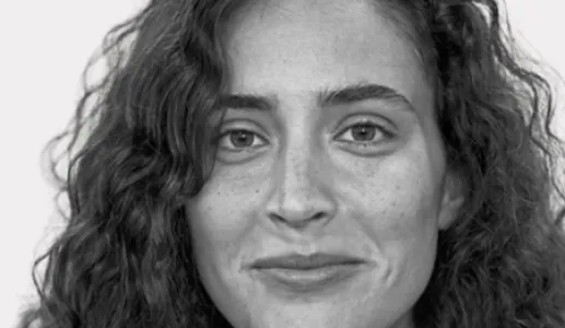 Imagem da cantora, compositora e multi-instrumentista portuguesa MARO