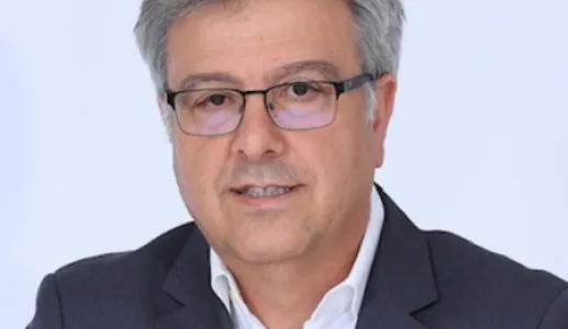Retrato de Óscar Afonso, diretor da Faculdade de Economia do Porto, sobre um fundo lilás.