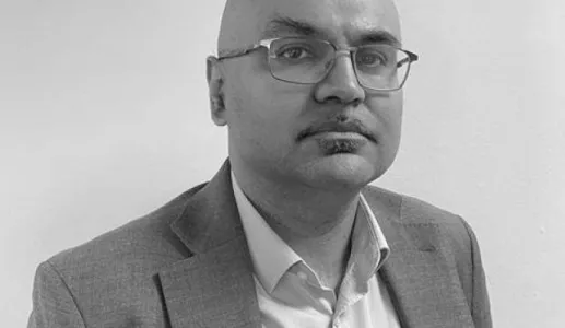 Imagem de um homem de origem indiana, Chietigj Bajpaee, investigador sénior na Chatham House, sob um fundo branco. Crédito: Chatham House