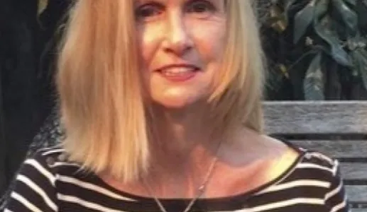 A especialista em Médio Oriente Ellen Knickmeyer, tendo como fundo um banco de jardim. Crédito: D/R