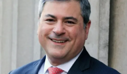 Retrato de Jason Bordoff, colunista da Foreign Policy, com uma parede de fundo.