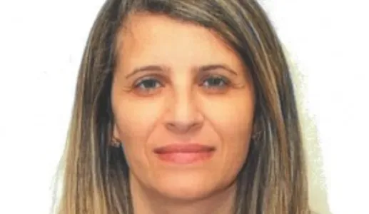 Retrato de Mafalda Troncho, diretora do Escritório da OIT para Portugal (OIT-Lisboa), sobre um fundo branco.