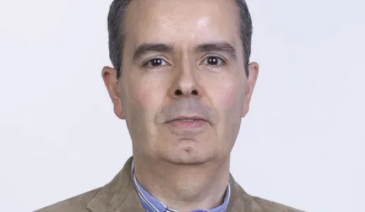 Retrato de Nuno Torres, coordenador do Gabinete de Estudos Económicos, Empresariais e de Políticas Públicas da FEP, sobre um fundo cinzento claro.