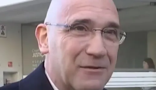 Retrato de Pedro Passos Coelho, antigo primeiro ministro de Portugal, com o Campus de Justiça como fundo.