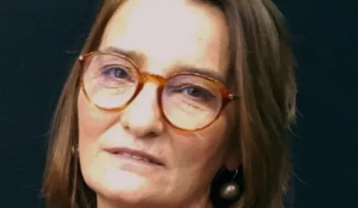 Retrato de Rosa Pita sobre um fundo escuro