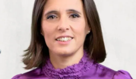 Retrato de Sílvia Nunes, diretora sénior na Michael Page, sobre um fundo bege.