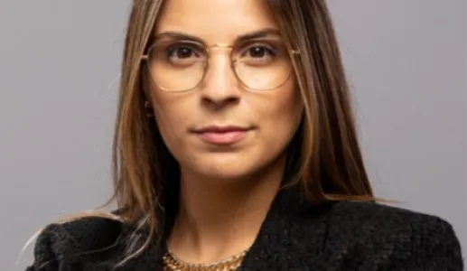 Retrato de Sara Aguiar, gestora de marca e produtos digitais na "Procter & Gamble", sobre um fundo cinzento.