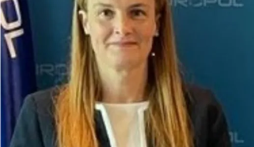 Retrato a cores de Carla Costa, Inspetora-Chefe na Unidade Nacional de Combate ao Cibercrime e Criminalidade Tecnológica.