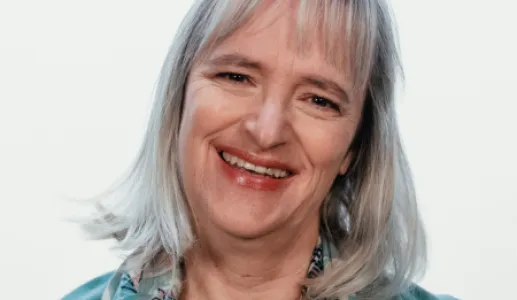 Retrato de Catarina Roseta Palma, sorridente. É professora associada de Economia no ISCTE.