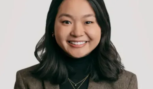 Retrato da redatora da Foreign Policy Christina Lu, sobre um fundo claro.