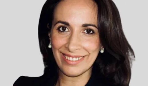 Retrato de Daniela Melo, investigadora de Ciência Política na Universidade de Boston, sobre um fundo cinzento.